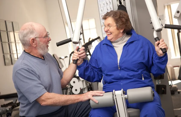 Para starszy, poćwiczyć w siłowni — Zdjęcie stockowe