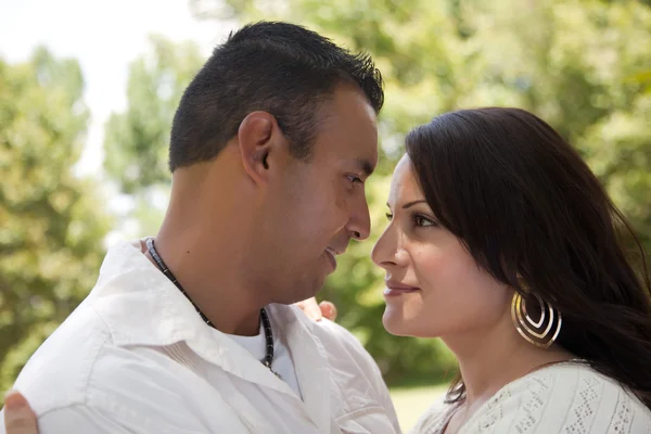 Jovem casal hispânico ao ar livre — Fotografia de Stock