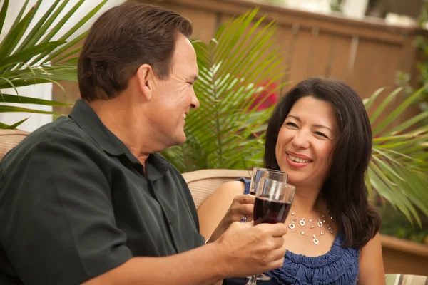 Brinde de casal hispânico e caucasiano atraente — Fotografia de Stock