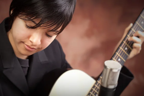 Atraktivní holka etnické hraje kytara — Stock fotografie
