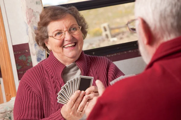 Heureux senior adulte couple jouer cartes — Photo