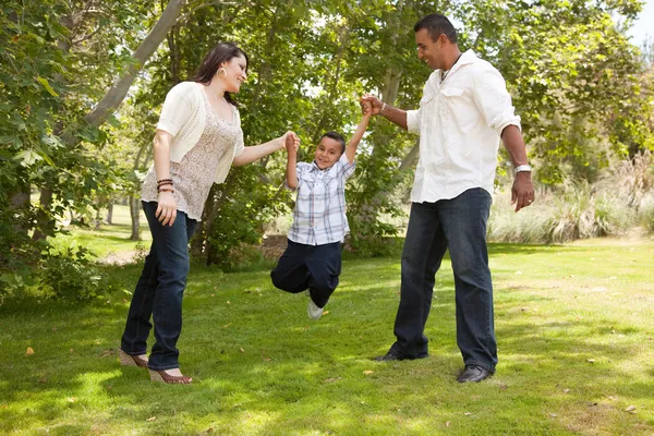 Homem hispânico, mulher e criança se divertindo — Fotografia de Stock