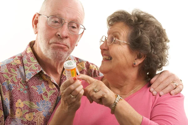 Äldre par med en recept flaska — Stockfoto