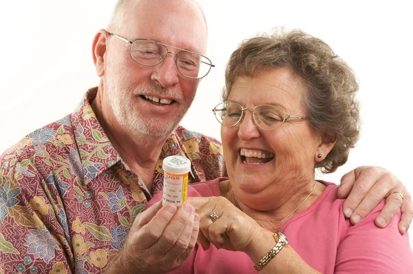 Casal sênior com uma garrafa de prescrição — Fotografia de Stock