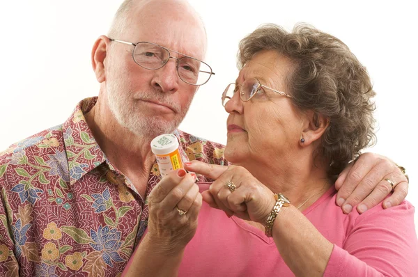 Coppia anziana con una bottiglia di prescrizione — Foto Stock