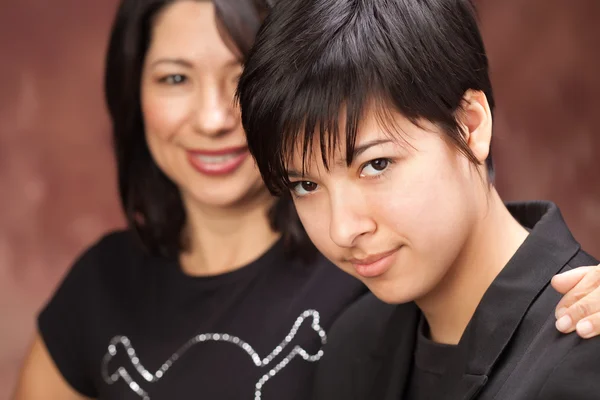 Atraente multiétnica mãe e filha — Fotografia de Stock