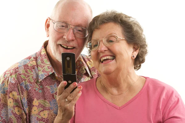 Starší pár a mobilní telefon — Stock fotografie