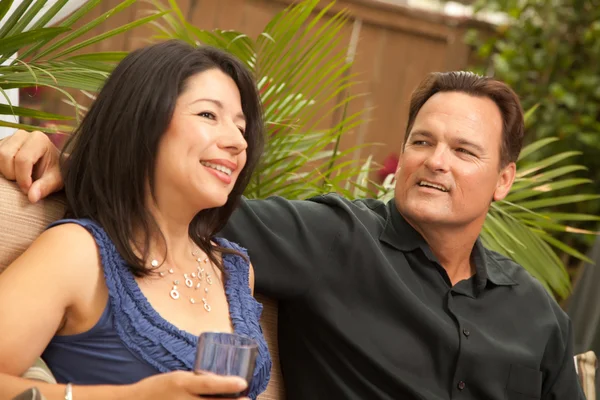Feliz casal hispânico e caucasiano socialização — Fotografia de Stock