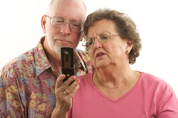Idősebb pár, és a mobiltelefon — Stock Fotó