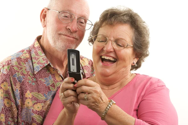Idősebb pár, és a mobiltelefon — Stock Fotó