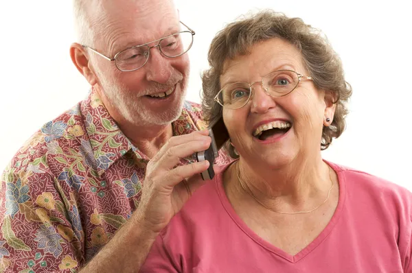 Äldre par använder mobiltelefon på vit — Stockfoto