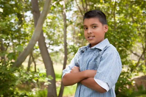 Bonito jovem hispânico menino ter diversão — Fotografia de Stock