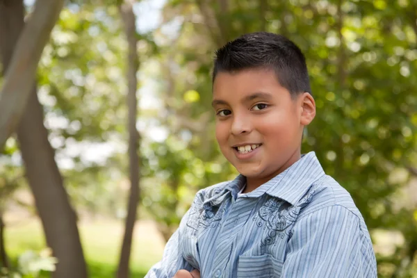 Schöner junger hispanischer Junge, der Spaß hat — Stockfoto