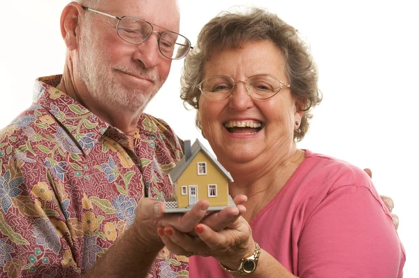 Szczęśliwa para starszy model domu trzymając — Zdjęcie stockowe
