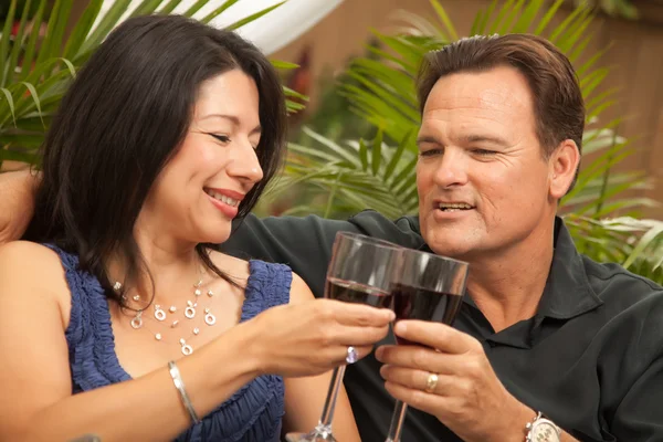 Atractiva pareja hispana y caucásica bebiendo vino — Foto de Stock