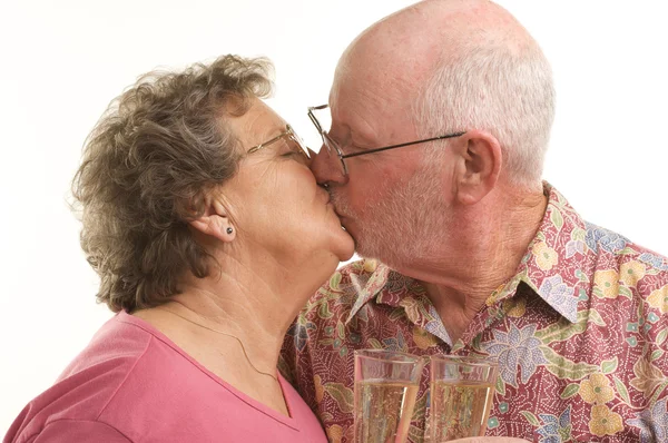 Senior Paar mit Champagner küssen — Stockfoto