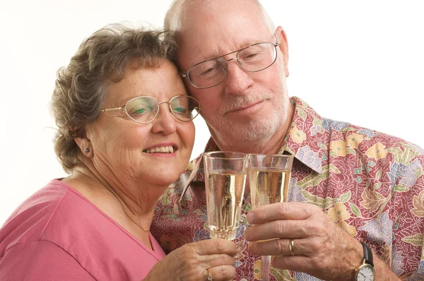 Feliz pareja de ancianos tostadas —  Fotos de Stock