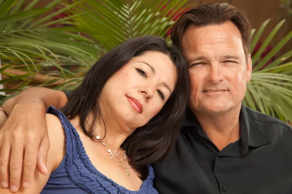 Feliz atraente hispânico e caucasiano casal P — Fotografia de Stock