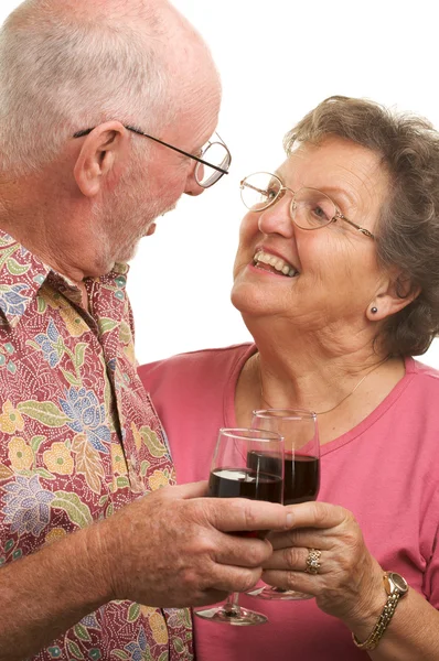 Feliz pareja de ancianos tostando vino — Foto de Stock