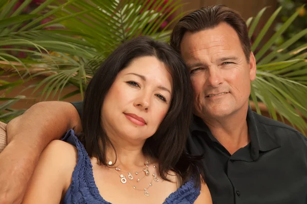 Feliz casal hispânico e caucasiano — Fotografia de Stock