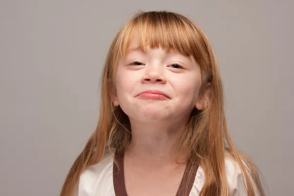 Porträt eines entzückenden rothaarigen Mädchens — Stockfoto