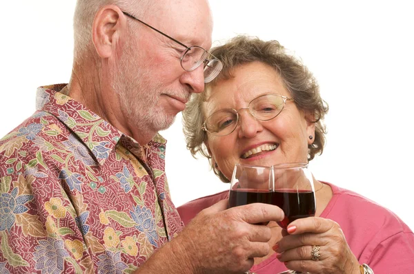 Lyckliga äldre par grillas vin — Stockfoto