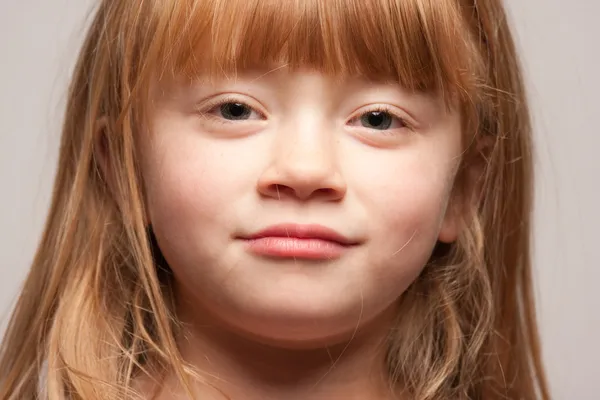 Retrato de una adorable chica pelirroja —  Fotos de Stock