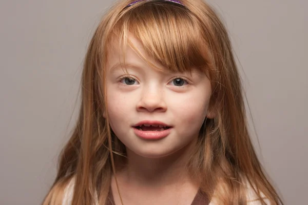 Ritratto di una adorabile ragazza dai capelli rossi — Foto Stock