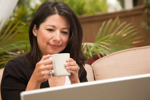 Mulher hispânica com café e laptop — Fotografia de Stock