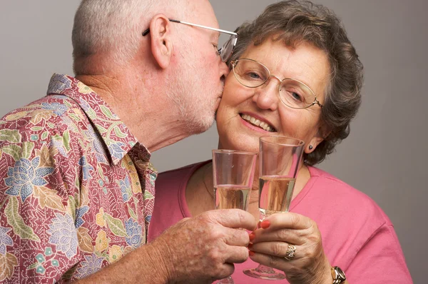 Šťastný starší pár opékání šampaňské — Stock fotografie