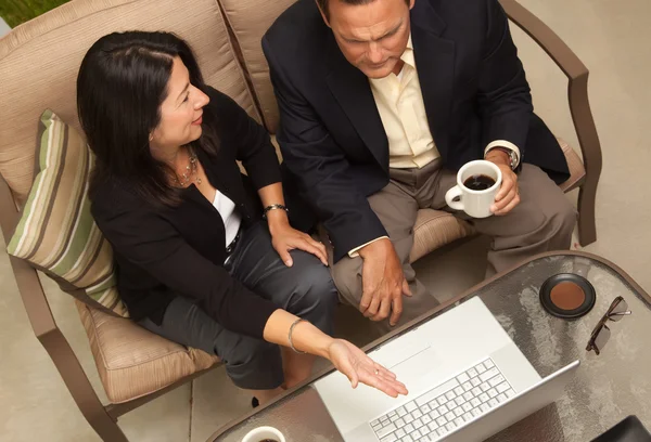 Man en vrouw laptop met koffie — Stockfoto