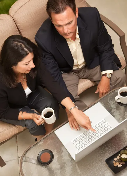 Άνδρας και γυναίκα, χρησιμοποιώντας φορητό υπολογιστή με καφέ — Φωτογραφία Αρχείου