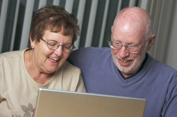 Senior vuxna arbeta på en bärbar dator — Stockfoto