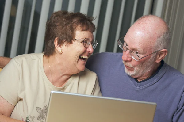 Senioren über die Arbeit am Laptop — Stockfoto