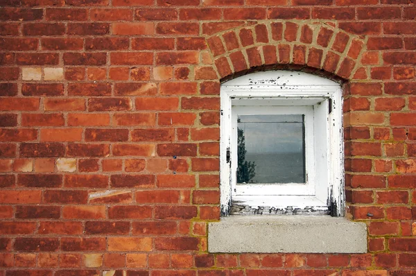 Äldre tegel vägg & fönster — Stockfoto