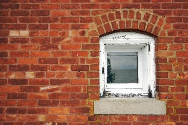 Leeftijd bakstenen muur & venster — Stockfoto