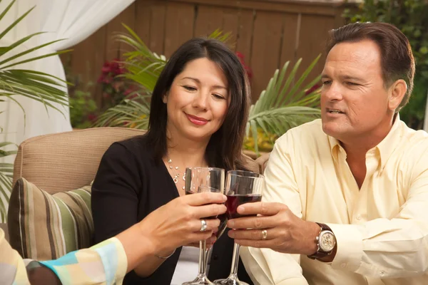 享受葡萄酒在露台上的三个朋友 — 图库照片