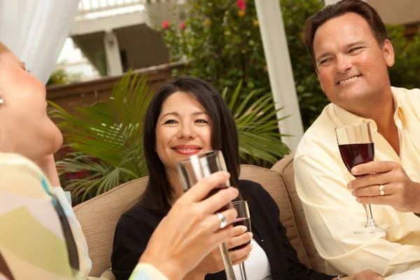 Tres amigos disfrutando del vino en el patio — Foto de Stock
