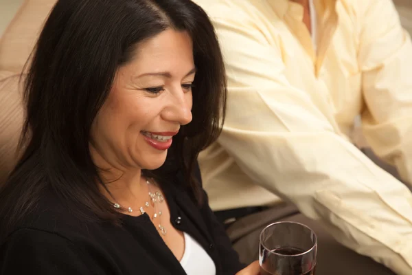 Atractiva mujer hispana disfrutando del vino — Foto de Stock