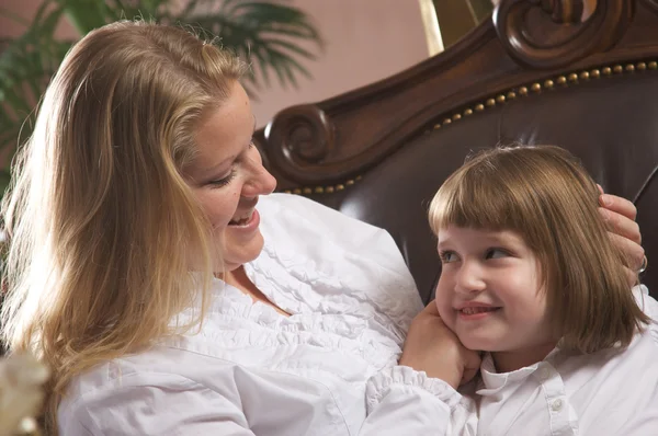 Mor och dotter njuter en stund Royaltyfria Stockbilder