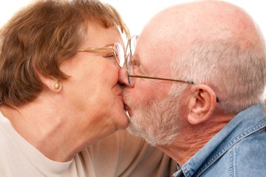 sevgi kıdemli çift öpüşme