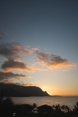 cielo occidentalHanalei'deki defne, kauai, hawaii üzerinden günbatımı