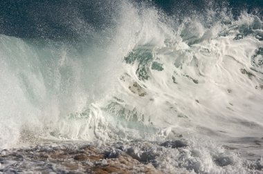 Açık bir sabahta dramatik Shorebreak Dalgası.