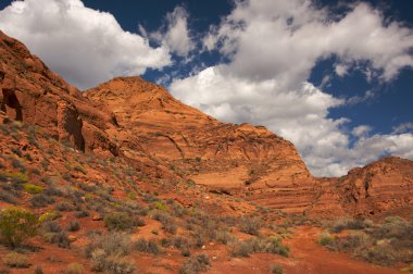 utah kırmızı kayalar ile dramatik mavi gökyüzü ve bulutlar