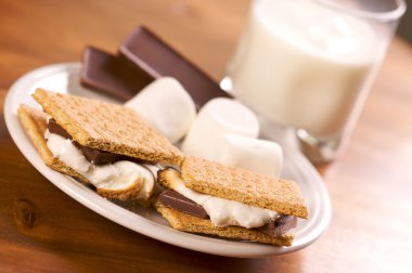 Smores ve ahşap üzerine süt