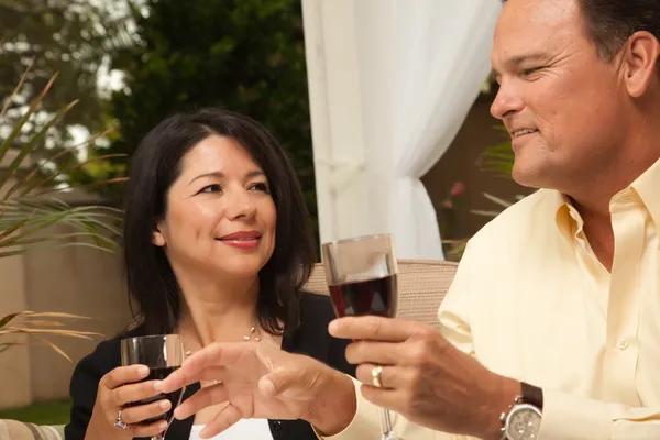 Mulher hispânica e homem bebendo vinho — Fotografia de Stock