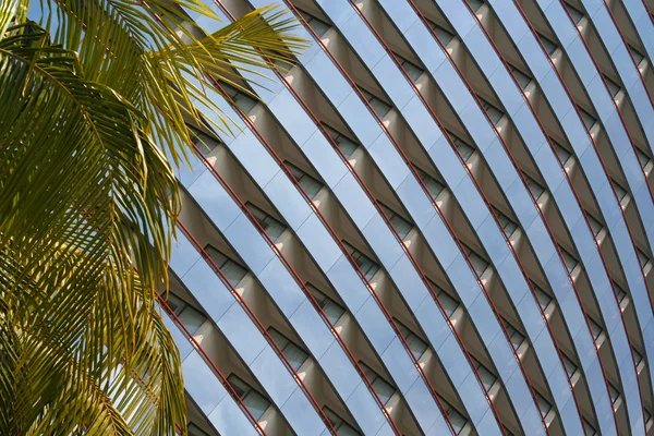 Abstrakt von reflektierendem Hochhaus. — Stockfoto
