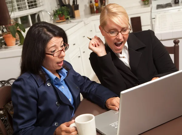 Dos mujeres usando el ordenador portátil celebran el éxito — Foto de Stock