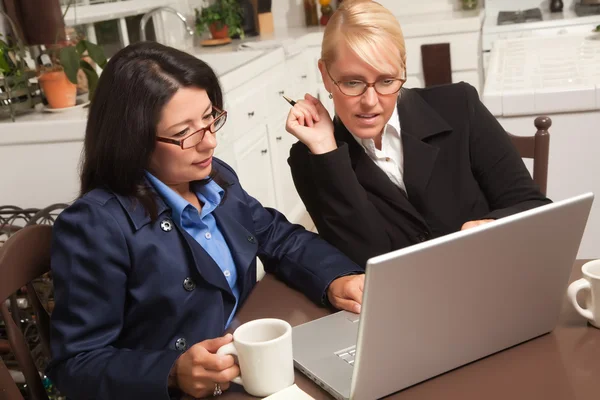 Geschäftsfrauen arbeiten am Laptop — Stockfoto