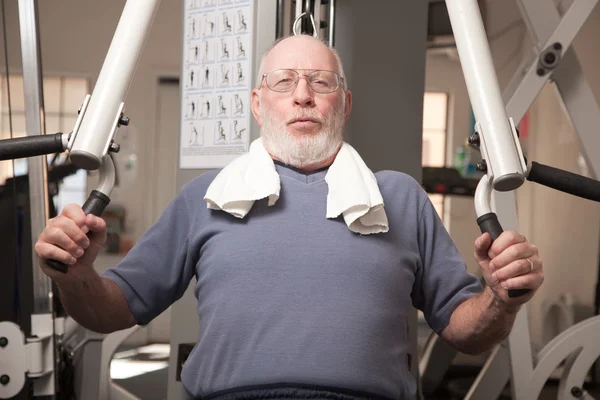 Homme adulte âgé travaillant dans la salle de gym . — Photo